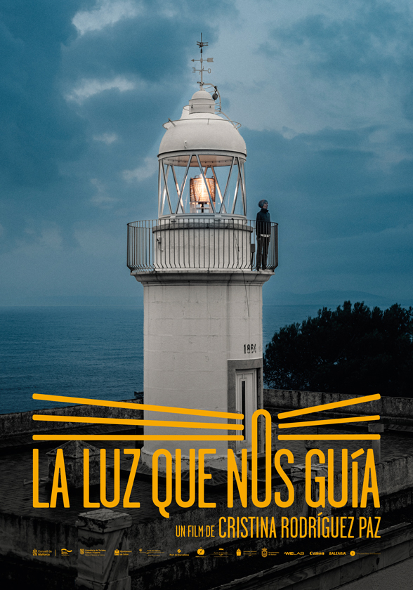 Pòster de la pel·lícula 'La luz que nos guía'. Mostra un far blanc a la nit, amb la seva llum encesa. Una persona, vestida amb un abric fosc i una gorra, es troba dret a la part superior del far, mirant cap a l'oceà. El cel és d'un color gris i està ennuvolat. El títol de la pel·lícula es troba en lletres grogues a la part inferior de la imatge i té un dibuix al seu voltant que representa la llum.